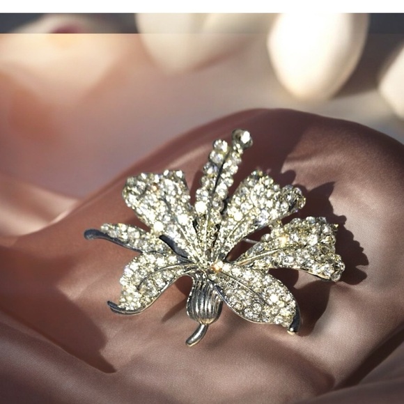 NWT Silver Rhinestone Brooch 2" Floral Lily Perfect Gift Elegant Crystal Flower - Picture 1 of 8